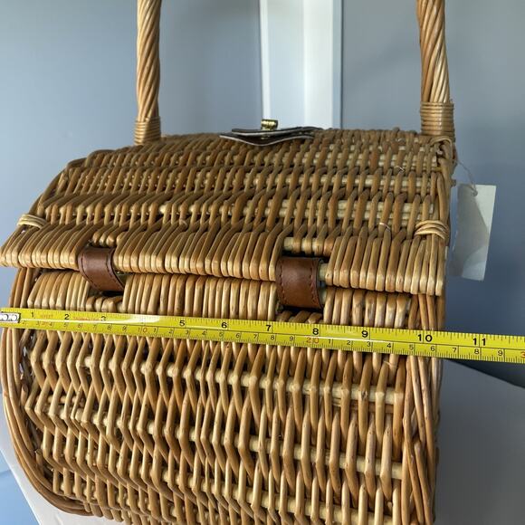 Sutherland Picnic Basket Woven Wicker Leather Straps Utensils Plates And Napkins - Picture 16 of 16